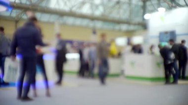 İş ve finans. Geçmişi. Modern iş merkezinin lobisinde tanınmayan insanlar. bulanık odaklı görüntü