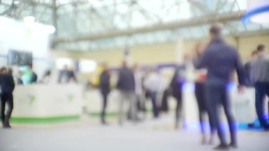 İş ve finans. Geçmişi. Modern iş merkezinin lobisinde tanınmayan insanlar. bulanık odaklı görüntü