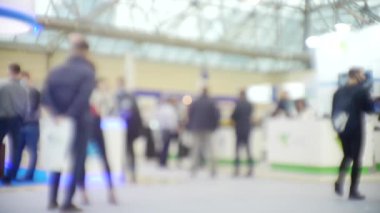 Bulanık iş geçmişi. Büyük bir alışveriş merkezinde tanınmayan insanların siluetleri.