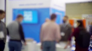 Bulanık iş geçmişi. Büyük bir alışveriş merkezinde tanınmayan insanların siluetleri.