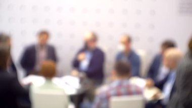 Geçmişi bulanıktı. Büyük, parlak bir salondaki bir iş toplantısında tanınmayan insanlar.