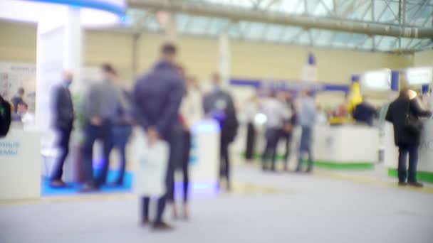 Beaucoup de gens à l'intérieur d'un grand hall lumineux à l'intérieur du centre d'affaires. — Video