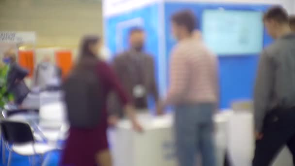 Reunión de gente de negocios detrás del mostrador en el gran fondo hall.blurry desenfocado video.business — Vídeos de Stock