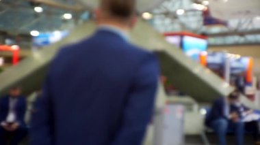 İş teması geçmişi. Büyük ve parlak bir iş merkezinde tanınmayan insanlar. Bulanık odaklı görüntü