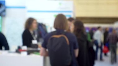 Geçmişi bulanıktı. Büyük, parlak bir salondaki bir iş toplantısında tanınmayan insanlar.