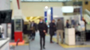 Bulanık iş geçmişi. Büyük bir alışveriş merkezinde tanınmayan insanların siluetleri.