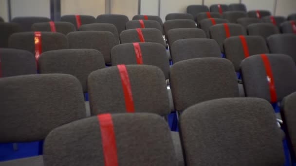 Панорамный снимок, показывающий конференц-зал или конференц-зал с пустыми стульями — стоковое видео