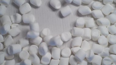 Modern tatlı yiyecekler. Karton bir kutuda küçük şekerlemeler. Yukarıdan görünüyor. Yakın plan.