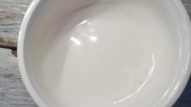 Tatlı yiyecek. Küçük bir marşmelov kapağın üstüne düşer. Yakın çekim.