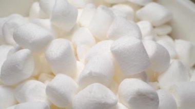 Tatlı yiyecekler arka planda. Küçük marşmelovlar kapanıyor.