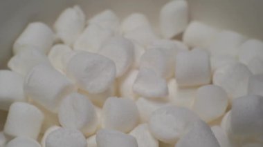 Modern tatlı yiyecek. Arka plan. Küçük marşmelovlar yakın plan.