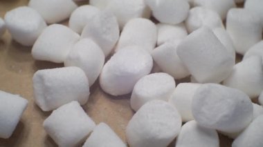 Tatlı yiyecekler arka planda. Küçük marşmelovlar kapanıyor.