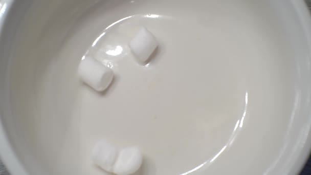 Γλυκό φαγητό.ένα μικρό marshmallow πέφτει σε ένα cup.top θέα.close-up — Αρχείο Βίντεο