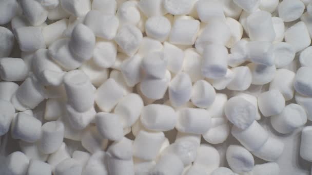 Modern zoet voedsel. kleine marshmallows in een kartonnen doos.view van boven.close-up.moving achtergrond — Stockvideo