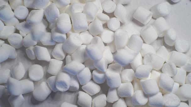 Süßes Essen. kleine Marshmallows werden in einen Karton gegossen. Nahaufnahme — Stockvideo