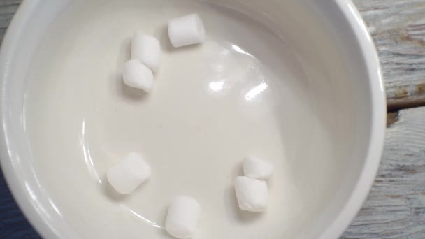 Γλυκό φαγητό.ένα μικρό marshmallow πέφτει σε ένα cup.top θέα.close-up — Αρχείο Βίντεο