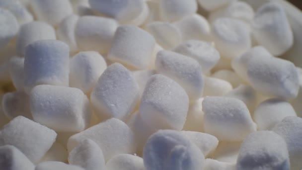 Zoet voedsel achtergrond.kleine marshmallows close-up — Stockvideo
