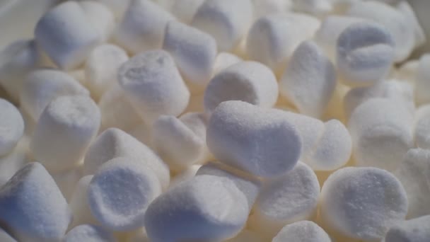 Γλυκό φαγητό φόντο.μικρά marshmallows κοντά — Αρχείο Βίντεο
