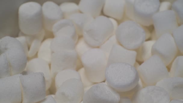 Γλυκό φαγητό φόντο.μικρά marshmallows κοντά — Αρχείο Βίντεο