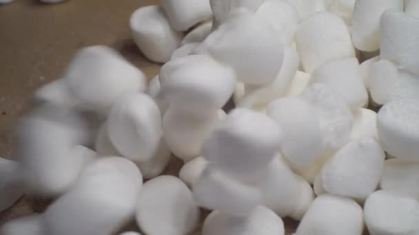 Cibo dolce. i piccoli marshmallow sono versati in una scatola di cartone. Vista dall'alto. primo piano — Video Stock