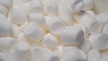 Modern tatlı yiyecek. Arka plan. Küçük marşmelovlar yakın plan.