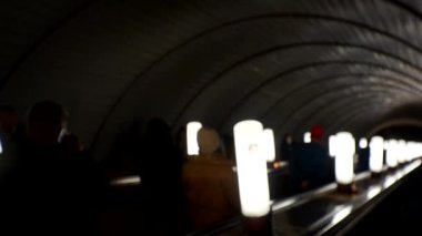 Yeraltı metro konsepti. Metrodaki tanınmayan insanlar yürüyen merdivene biniyor. Kalabalık yaşam tarzı videosunu bulanıklaştırdı