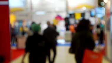 İş ve finans geçmişi. İş merkezinin lobisinde tanınmayan insanlar. bulanık odaklı görüntü