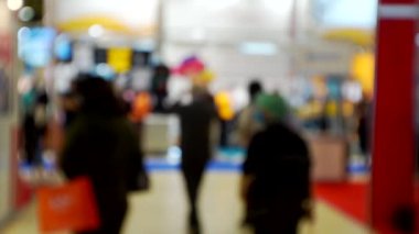 Bulanık iş geçmişi. Birçok insan alışveriş merkezinin vitrininde yürür.