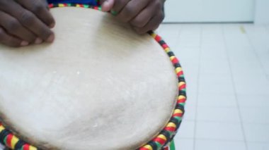 Hobiler ve eğlence. Erkek elleri davul çalıyor. yakın plan