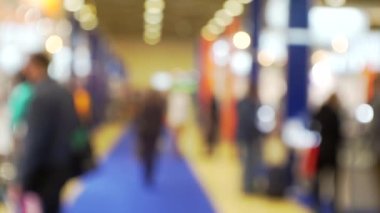 Büyük bir iş merkezindeki birçok insan iş temasının arka planını bulanıklaştırdı.