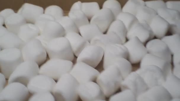 Süße Lebensmittel background.small marshmallows close up — Stockvideo