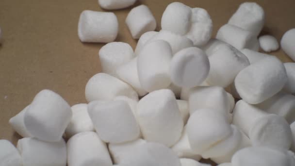 Cibo dolce. i piccoli marshmallow sono versati in una scatola di cartone. Vista dall'alto. primo piano — Video Stock