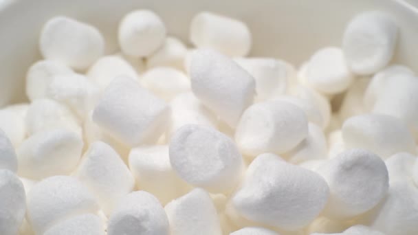 Sladké jídlo pozadí.malé marshmallows zavřít — Stock video