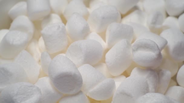 Moderní sladké jídlo.pozadí.malé marshmallows detailní up — Stock video