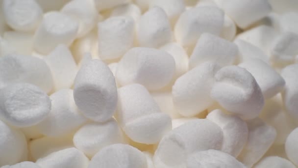 Söt mat bakgrund.små marshmallows närbild — Stockvideo