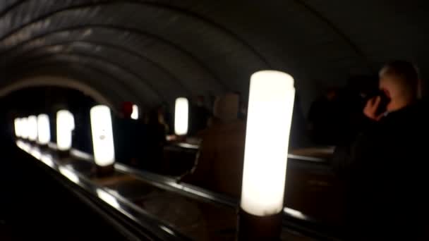Concepto de metro subterráneo. Personas irreconocibles en el metro suben por la escalera mecánica. Multitud de personas borroso estilo de vida de vídeo — Vídeos de Stock