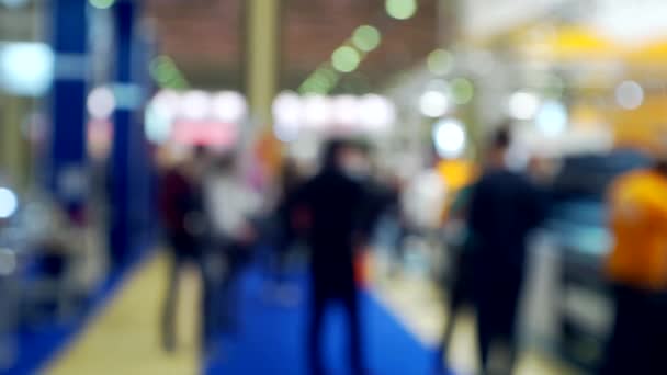 Viele Menschen in einer großen Halle in einem modernen Geschäftszentrum. verschwommener Hintergrund zu einem Geschäftsthema — Stockvideo