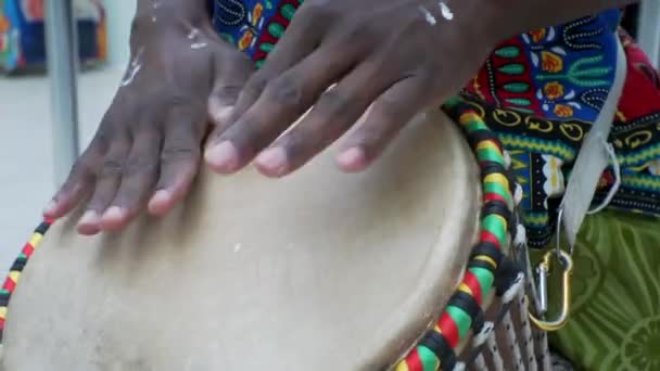 Hobbies e entretenimento. mãos masculinas tocando tambor. close-up — Vídeo de Stock