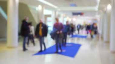 İş geçmişi. Modern bir iş merkezinde tanınmayan insanlar. Bulanık video.