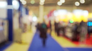 Bulanık iş geçmişi. Birçok insan alışveriş merkezinin vitrininde yürür.