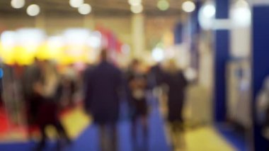 Modern bir iş merkezinin içindeki büyük bir salonda bir sürü insan. Bir iş temasında bulanık arkaplan