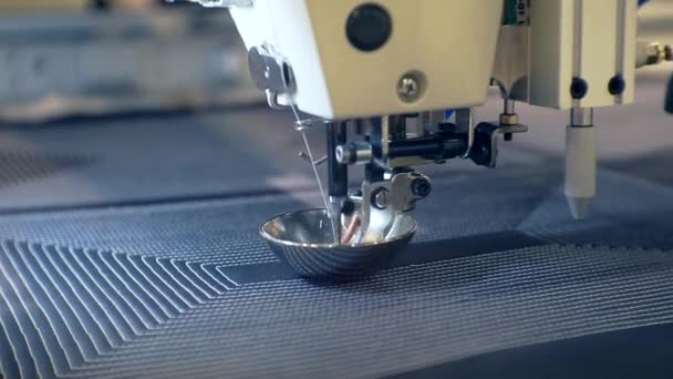Современное производственное оборудование. фрагмент работающей промышленной вышивальной машины. макро — стоковое видео