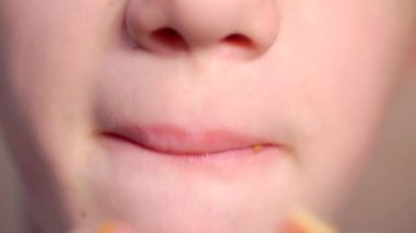 Modern yemek. İştahlı bir çocuk lezzetli bir dilim pizza yer. Yakın plan.