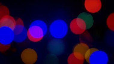 Yılbaşı ve Noel. Soyut şenlik arkaplanı bulanık. Elektrik çelengi renkli ışıklarla parlar. Yakın plan.