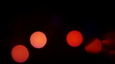 Yılbaşı ve Noel. Soyut şenlik arkaplanı bulanık. Elektrik çelengi renkli ışıklarla parlar. Yakın plan.