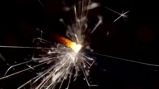 Slavnostní pozadí.Nový rok a vánoční.hořící třpytivé.Bengálská svíčka jasně hoří na pozadí jasných kruhů bokeh. — Stock video