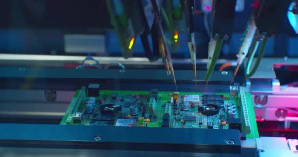 Montage van een complex elektronisch bord door een industriële robot. — Stockvideo