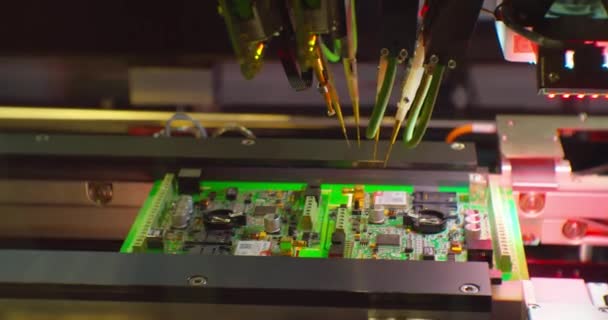 Modern industriell utrustning.industriell robot monterar ett elektroniskt kort — Stockvideo