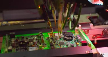 Modern endüstriyel ekipman. Endüstriyel robot elektronik bir levha monte ediyor.