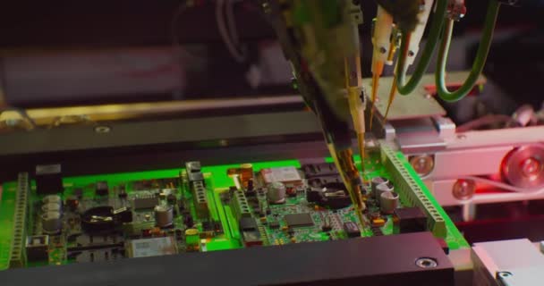 Moderne elektronica productie-apparatuur maakt een complexe printplaat — Stockvideo